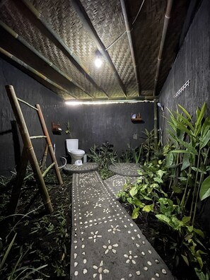 Habitación Deluxe | Baño | Regadera, regadera con hidromasaje, bidet, toallas 