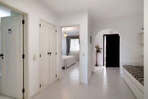 1 habitación, tabla de planchar con plancha, wifi gratis y ropa de cama 