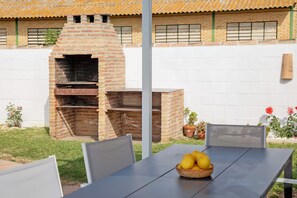 Outdoor dining - Finca El Campo that welcomes pets with air conditioning, terrace and garden (Arcos de la Frontera)