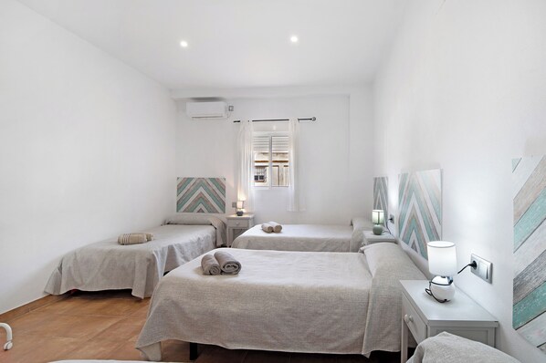 4 bedrooms, iron/ironing board, bed sheets, wheelchair access - Finca El Campo that welcomes pets with air conditioning, terrace and garden (Arcos de la Frontera)