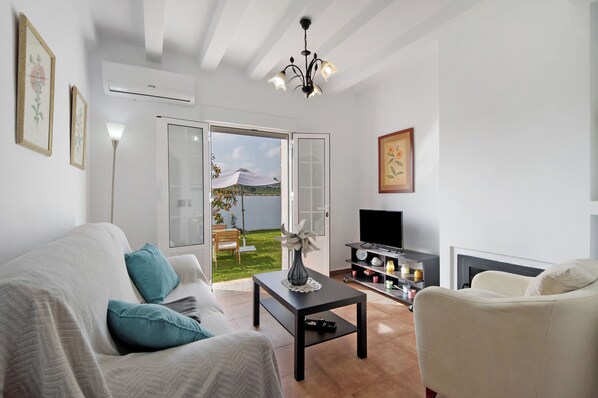 Fernseher, Kamin, Stereoanlage