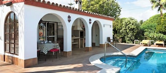 Villa Val de Rosa with Pool, Secluded Garden, Parking, & 400+ Mb Wi-Fi