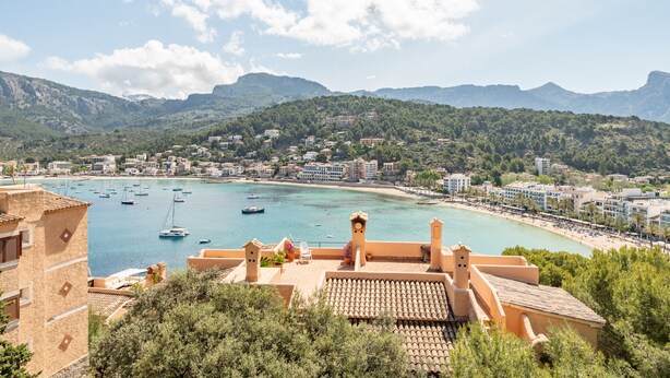 A coastal town with buildings, a bay with boats, and mountains in the background. - Holiday Apartment Montemar 36 with Sea and Mountain View, Wi-Fi, Pool & Terrace (Port de Soller)