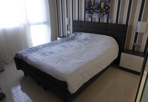 3 bedrooms, iron/ironing board, free WiFi, bed sheets - "A modern villa with a large solarium" with Lake View, Pool, Terrace & Garden (Ciudad Quesada Rojales)