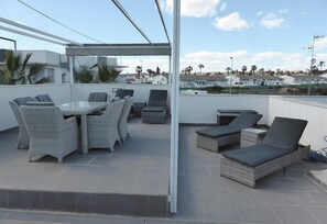 Outdoor dining - "A modern villa with a large solarium" with Lake View, Pool, Terrace & Garden (Ciudad Quesada Rojales)