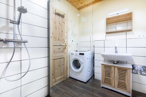 Een douche, een haardroger, handdoeken, zeep