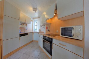 Kühlschrank, Mikrowelle, Ofen, Geschirrspüler