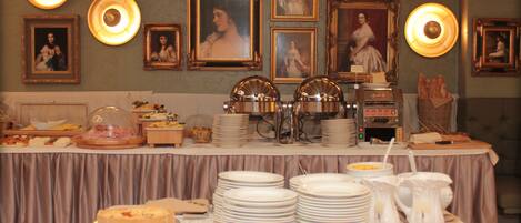 Bữa sáng buffet hàng ngày (25 EUR/mỗi người)