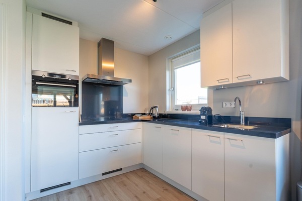 Køleskab, mikrobølgeovn, kogeplade, opvaskemaskine