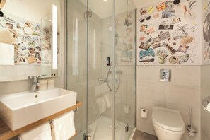 Shower, hair dryer, towels - Holiday Inn – the niu, Mill Cologne Mülheim by IHG (Cologne)