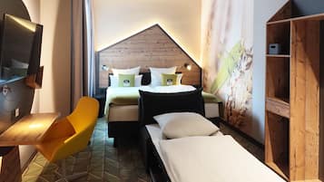 Habitación Premium, 1 cama de matrimonio con sofá cama (Up to 3 Adults) | Caja fuerte, sistema de insonorización, wifi gratis y ropa de cama