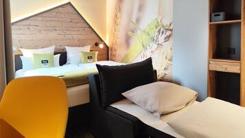 Premium-Zimmer, 1 Queen-Bett und Schlafsofa (Up to 3 Adults) | Zimmersafe, schallisolierte Zimmer, kostenloses WLAN, Bettwäsche