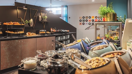 Restaurant. Candlewood Suites Berlin Charlottenburg by IHG