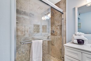 Douche, séchoir à cheveux, serviettes fournies