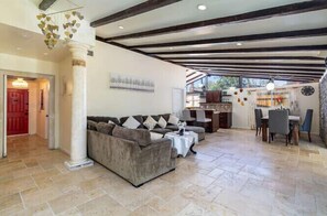 Smart TV - The perfect Vacation Pool house (Woodland Hills)
