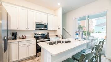 Fridge, oven, stovetop, dishwasher