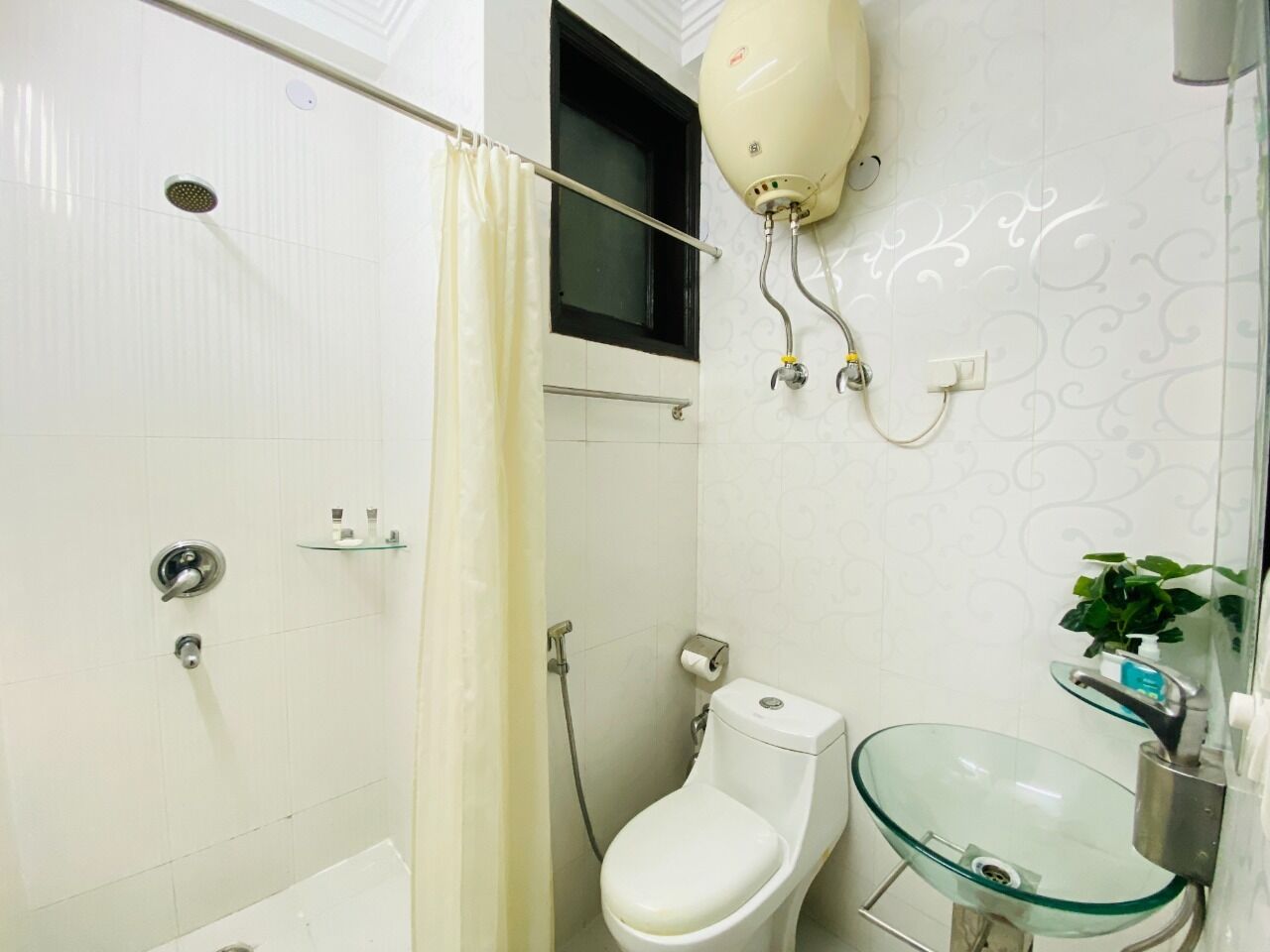 Towels, soap, shampoo, toilet paper