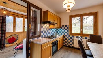 Réfrigérateur, micro-ondes, four, cafetiÚre/bouilloire