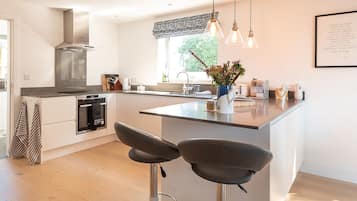 Cottage | Privékeuken | Een koelkast, een vaatwasser, een waterkoker, een broodrooster