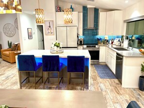 Fridge, microwave, oven, stovetop - Perfectly located in Scottsdale to ALL  (Scottsdale)