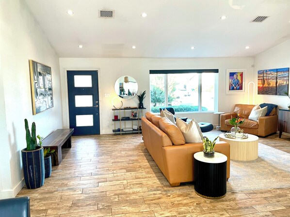Interior - Perfectly located in Scottsdale to ALL (Scottsdale)