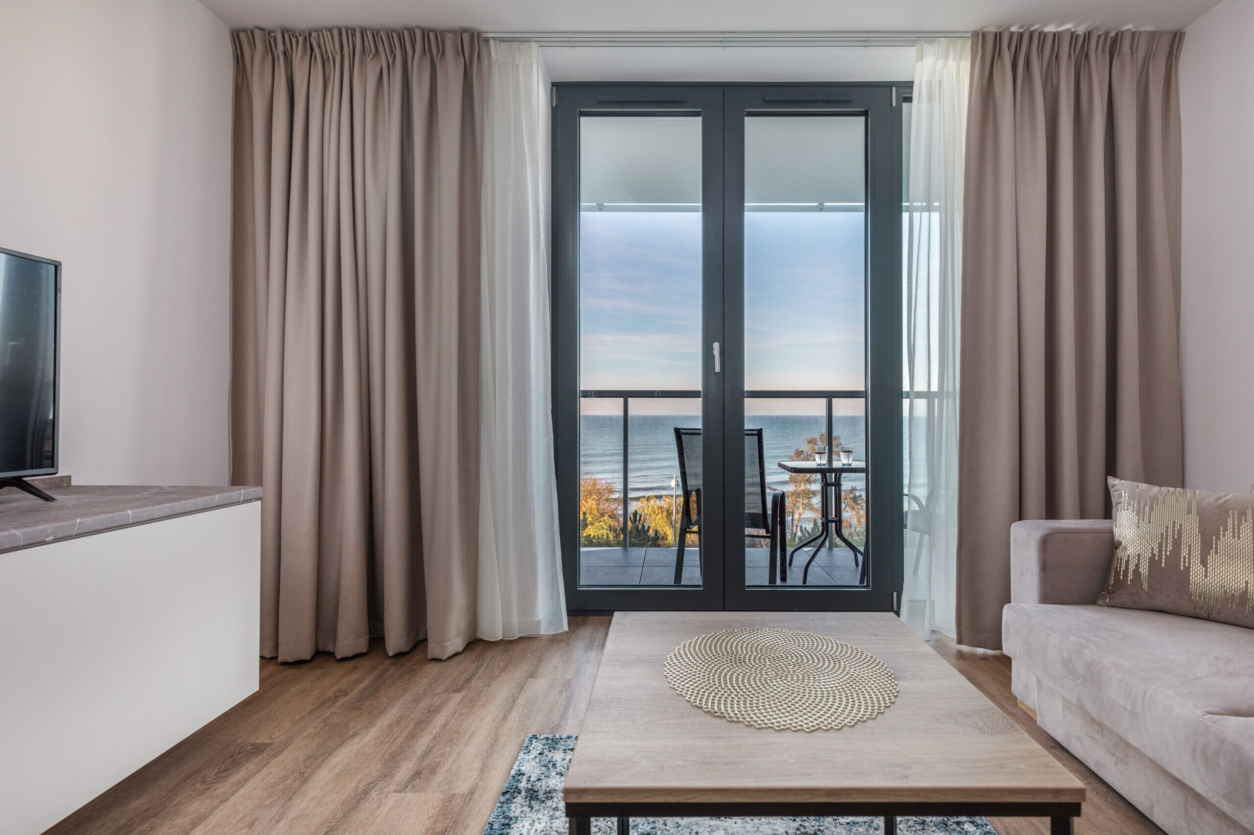 40-inch Smart TV with satellite channels, TV