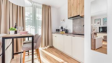 Studio, teras, tepi pantai | Dapur kecil pribadi | Lemari es kecil, microwave, kompor, dan mesin pencuci piring