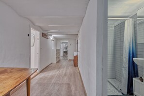 Badewanne, Whirlpool, Haartrockner, Handtücher