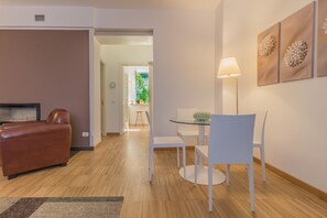 Comfort-Apartment | Wohnbereich | 42-Zoll-LCD-Fernseher mit Digitalempfang, Fernseher