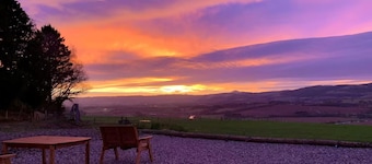 Woodhead Shepherds Hut - Sleeps 2 - Mailer Farm