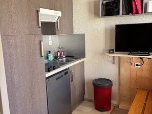 Fridge, microwave, dishwasher, coffee/tea maker