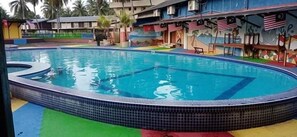 Una piscina al aire libre