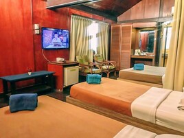 Family Room (Chalet) | Meja, cadar katil