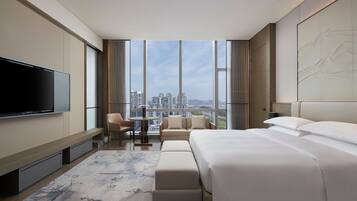 Minibar, Zimmersafe, Schreibtisch, laptopgeeigneter Arbeitsplatz