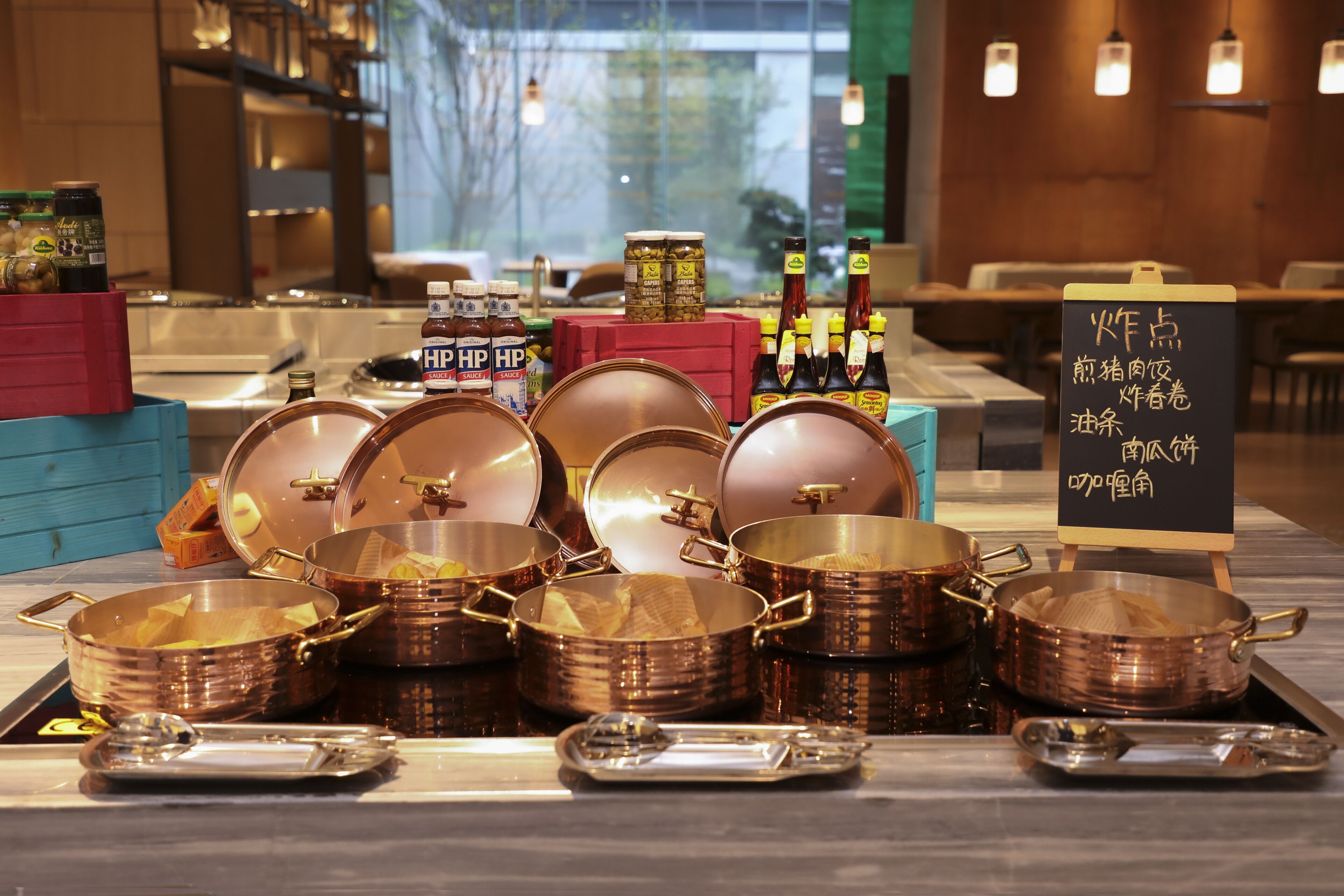 Daily buffet breakfast (CNY 128 per person)