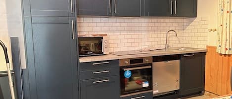 Een koelkast, een microgolfoven, een vaatwasser