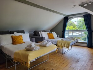 4 bedrooms, iron/ironing board, travel cot, free WiFi - A pretty stone built cottage offering luxury accommodation with sauna & hot tube (Greta Bridge)