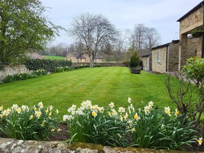 Property grounds - A pretty stone built cottage offering luxury accommodation with sauna & hot tube (Greta Bridge)