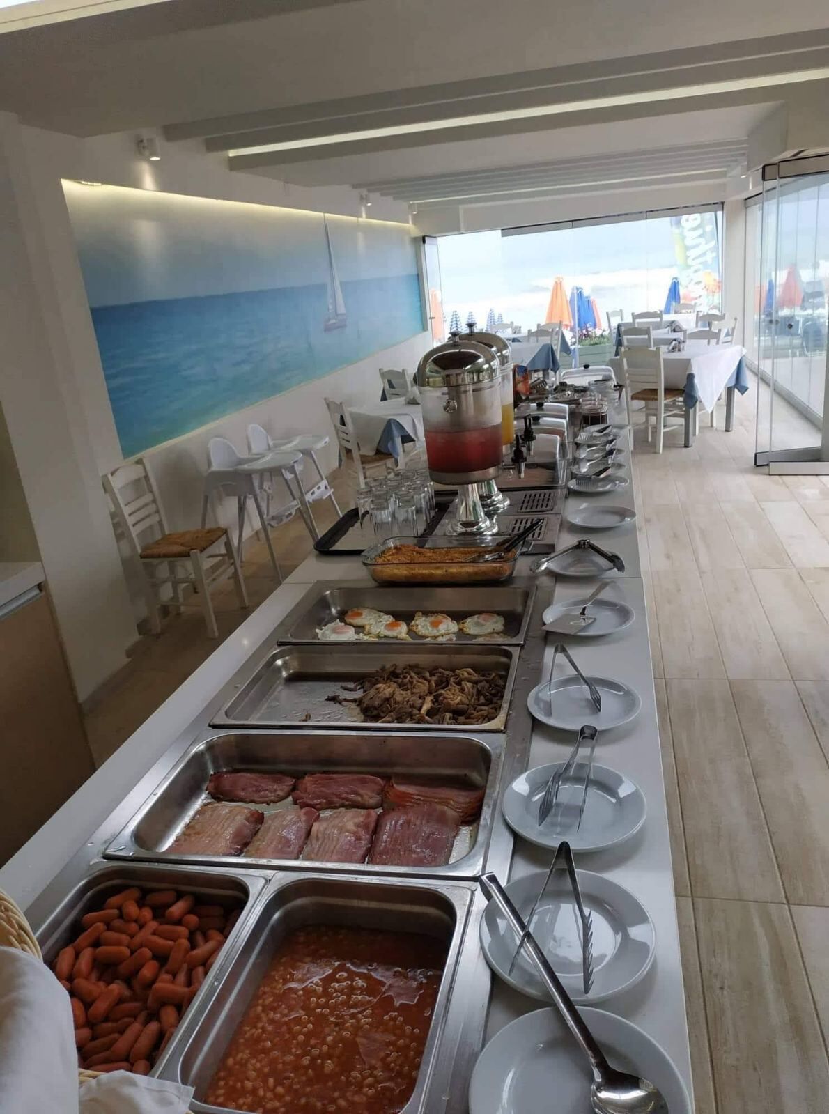 Daily buffet breakfast (EUR 8.5 per person)