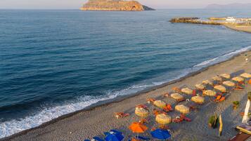 Sulla spiaggia, lettini da mare, ombrelloni, teli da spiaggia