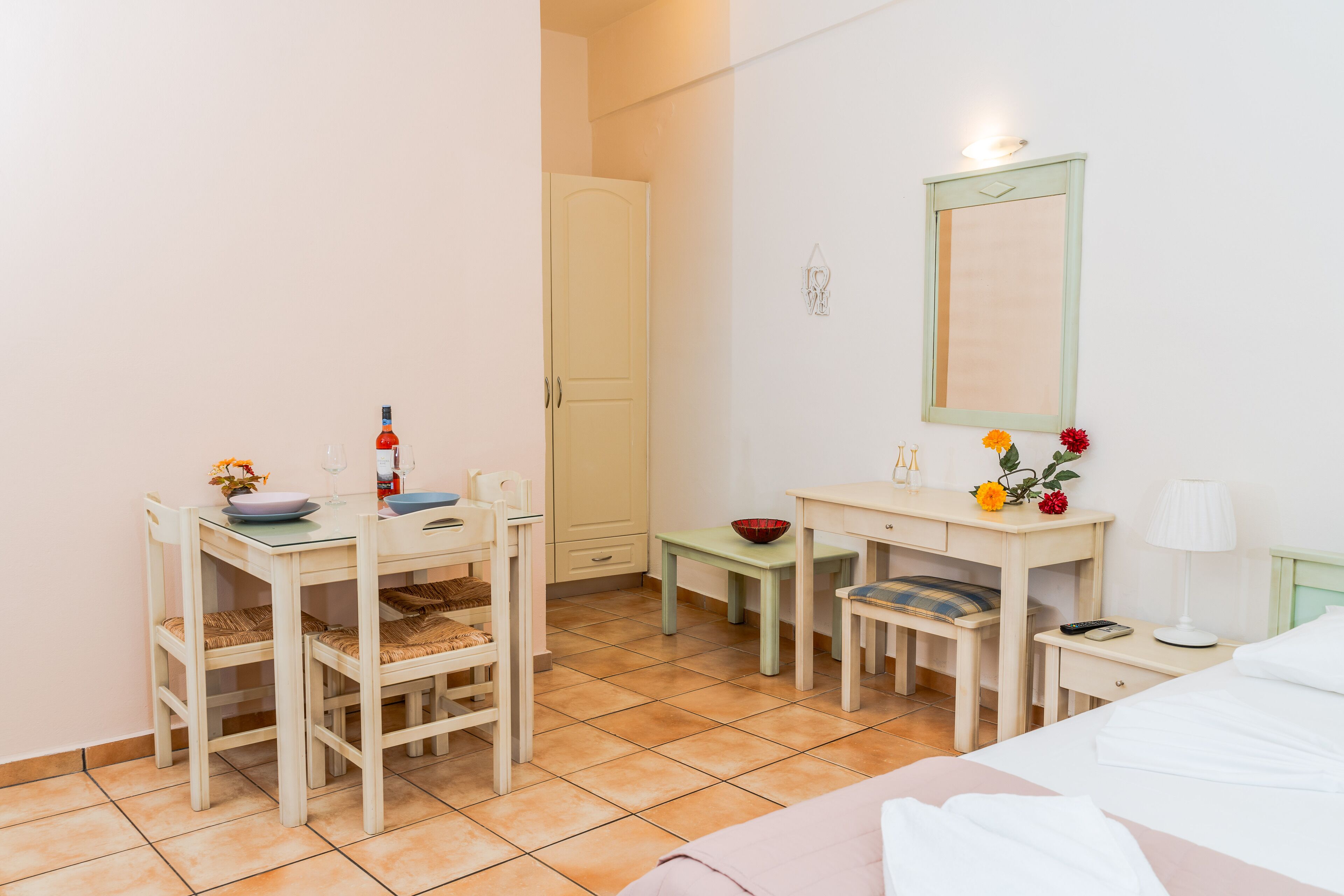 Estudio Confort | Colchones con acolchado adicional, caja fuerte, cortinas opacas