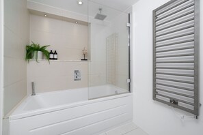 Bathtub, hair dryer, towels, soap - AIRCON/LUXURY! 2BED/2BATH (London)