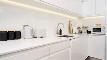 KĂŒhlschrank, Mikrowelle, Ofen, Herdplatte