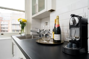 Fridge, microwave, oven, stovetop - LUXURY/HUGE! 3 BEDR/4BEDS/ COVENT GARD 5MIN SUBWAY (London)