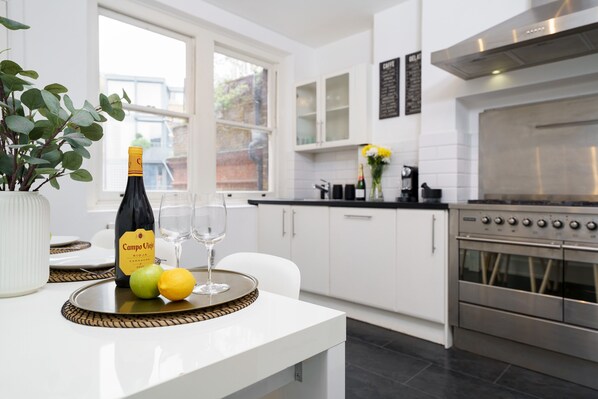 Fridge, microwave, oven, stovetop - LUXURY/HUGE! 3 BEDR/4BEDS/ COVENT GARD 5MIN SUBWAY (London)