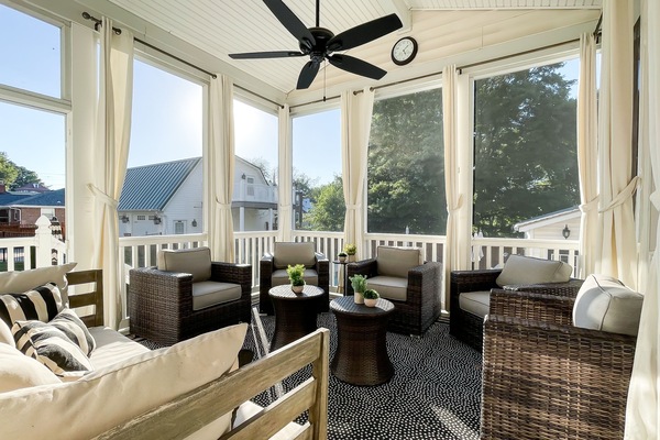 Smart-tv, eldstad och ett bordtennisbord