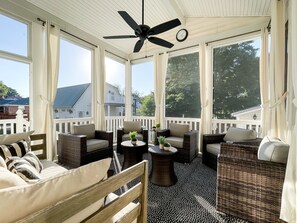 Smart TV, fireplace, ping pong - Mill Haus - Heated Swimming Pool, Hot Tub, Dog Friendly, Downtown (Washington)