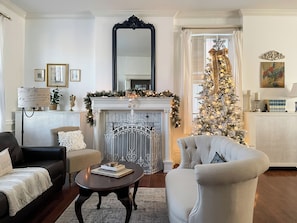 Smart TV, fireplace, table tennis - Mill Haus - Heated Swimming Pool, Hot Tub, Dog Friendly, Downtown (Washington)