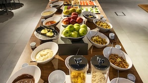 Montaje de bufé con diversos alimentos y acompañamientos.