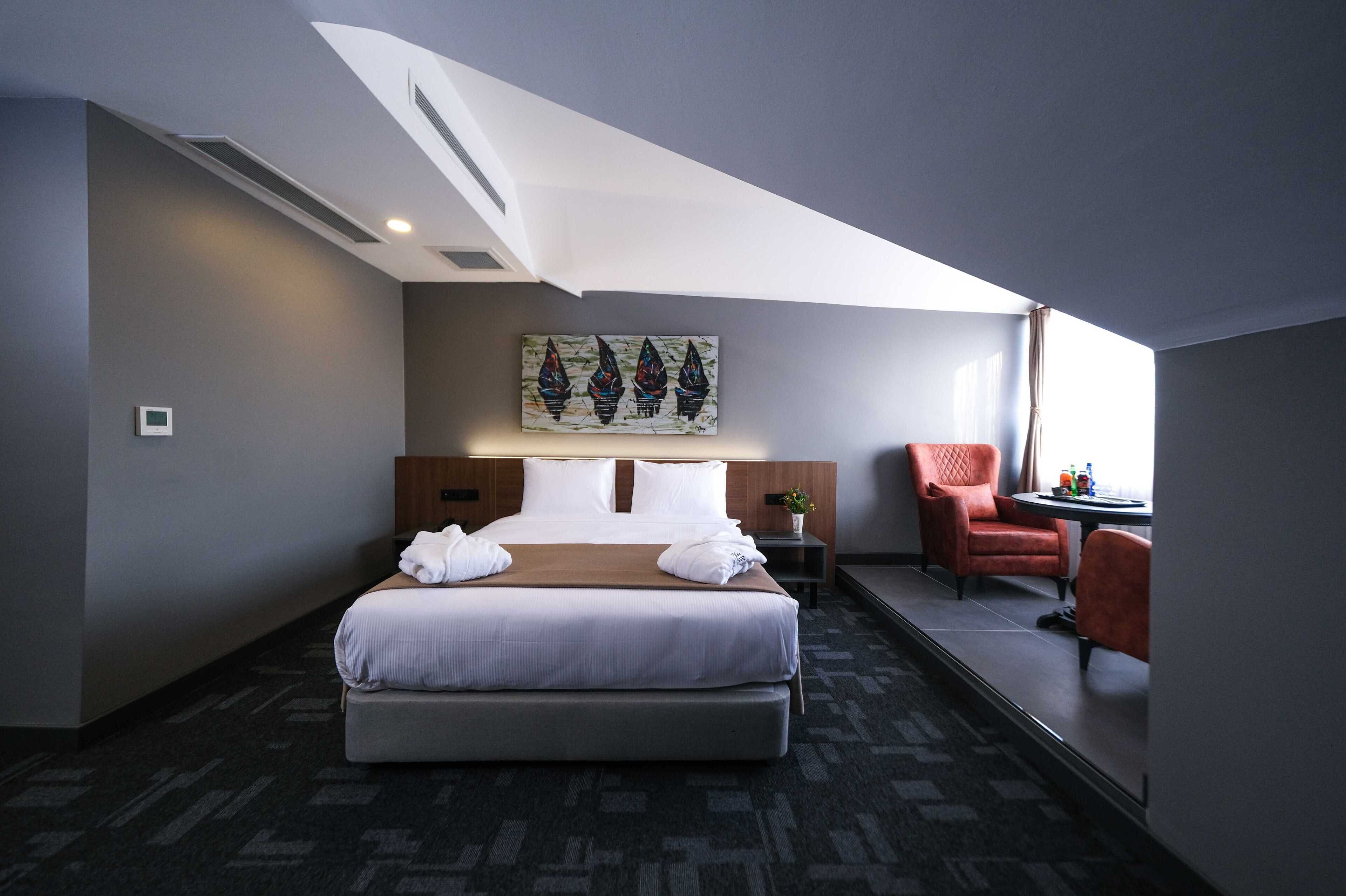 deluxe double or twin room | 1 bedroom, free minibar, iron/ironing board, free wifi